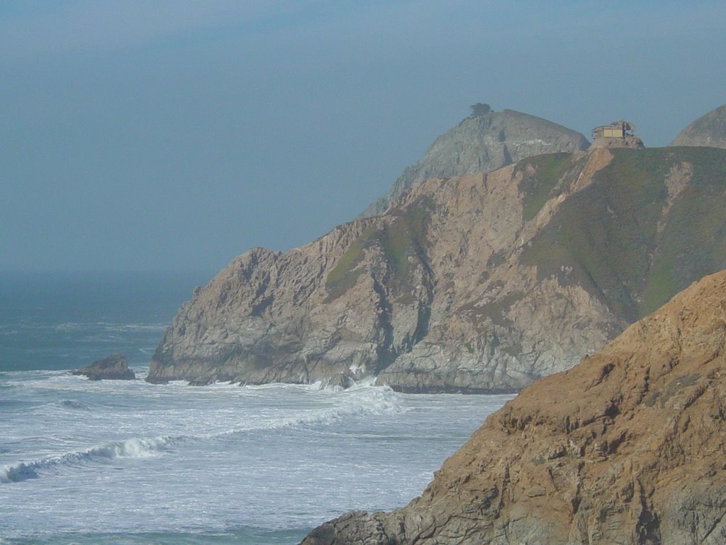 Cliff by Pacifica (Peñasco cerca Pacifica - falaise près de Pacifica) by Max Martins