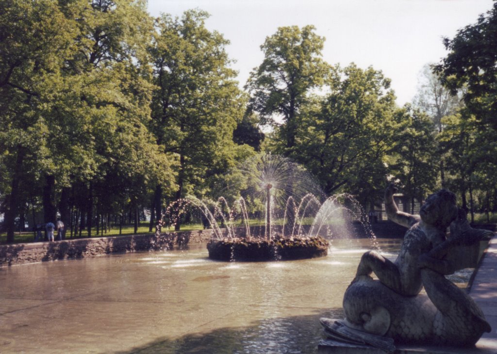 Peterhof fountain by justidutch