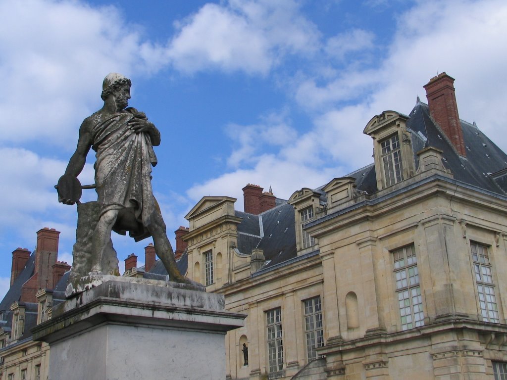 Statue à l'arrière du château by mdarsigny