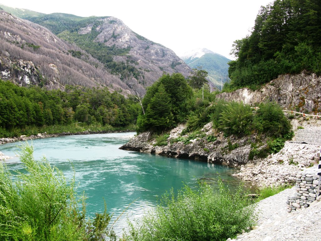 Rio Figueroa, camino a Lago Verde by lucho