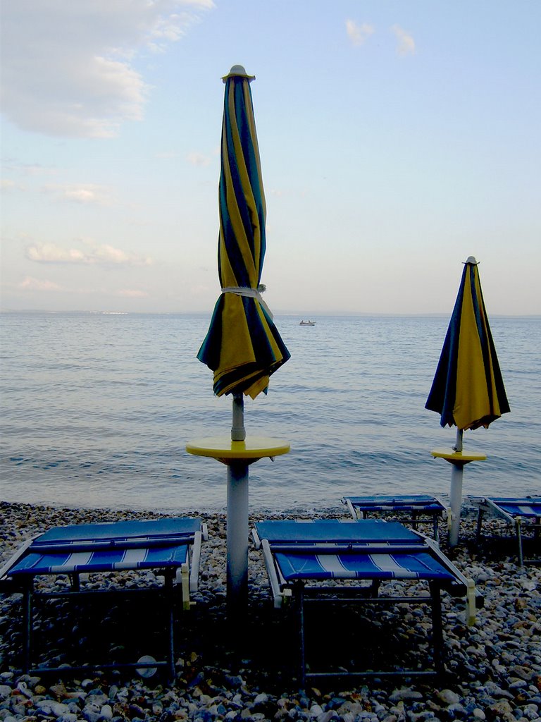 Predvečerje na plaži / Evening on the beach by Marcel Mlinarić - CROATIA