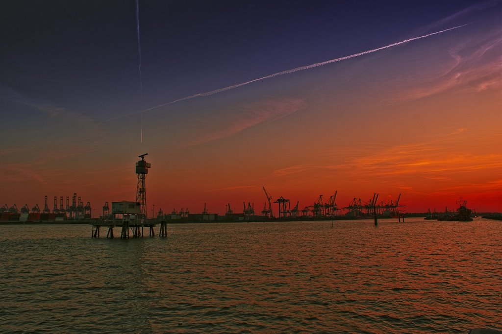 Sonnenuntergang am Hamburger Hafen. Radaranlage im Strom und Container-Terminals. by Reiner Vogeley