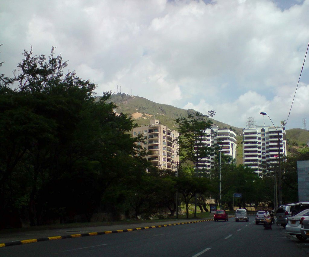 Camino a la Avenida Colombia by Nel-Caro