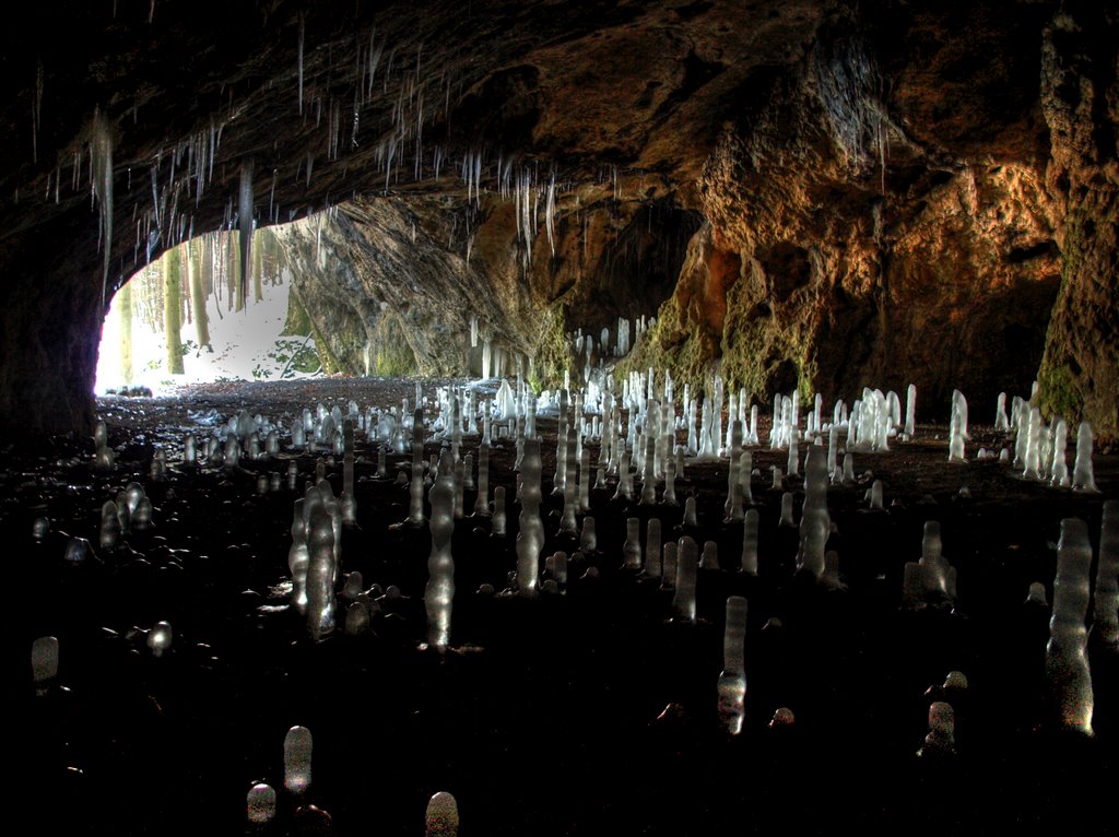 Oswaldhöhle bei Muggendorf (Fränkische Schweiz) by Wolfgang Streit