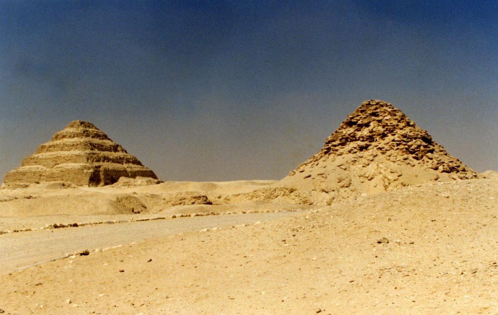 El Cairo - Saqqara - Le piramidi di Djoser (a sinistra) e di Userkaf by Paolo Grassi