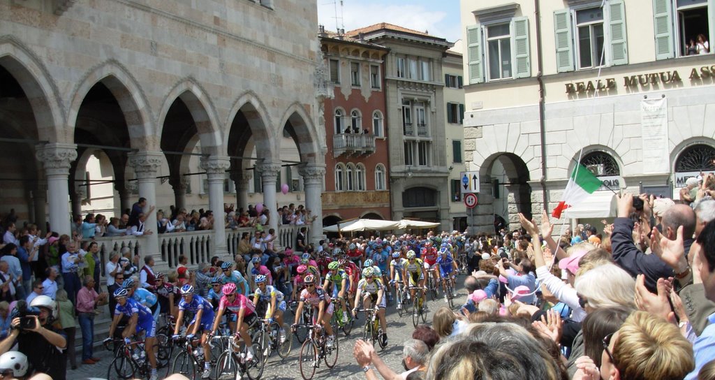 Piazza Libertà durante il passaggio del Giro d'Italia 2007 by Enrico Mauro