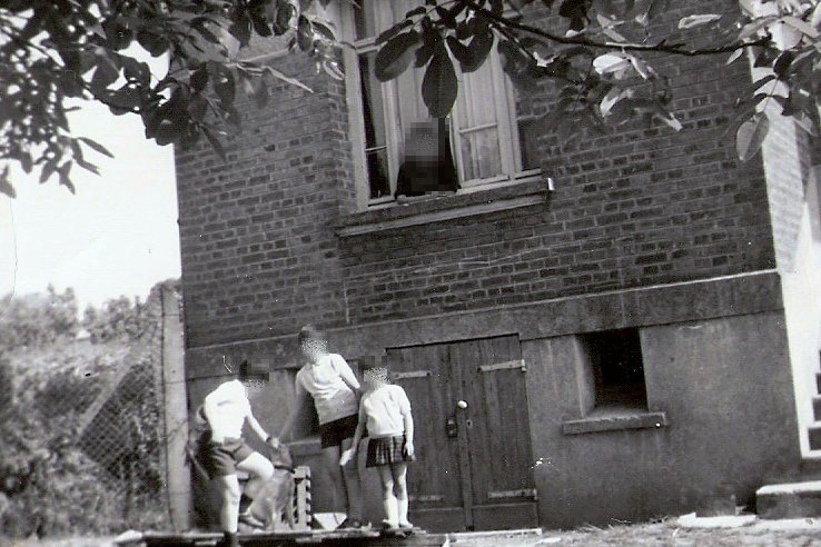 Photo effectuée en 1966, en ce moment la maison réformée un jardin by Javier Moreno Rufas