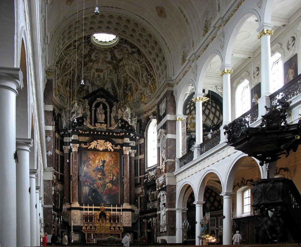 Aisle and apse by Evert Pronk