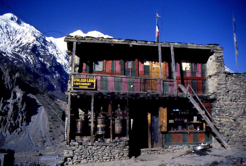 Gyaltzen House a Manang, 28 aprile 2001 by Marco Carnelli