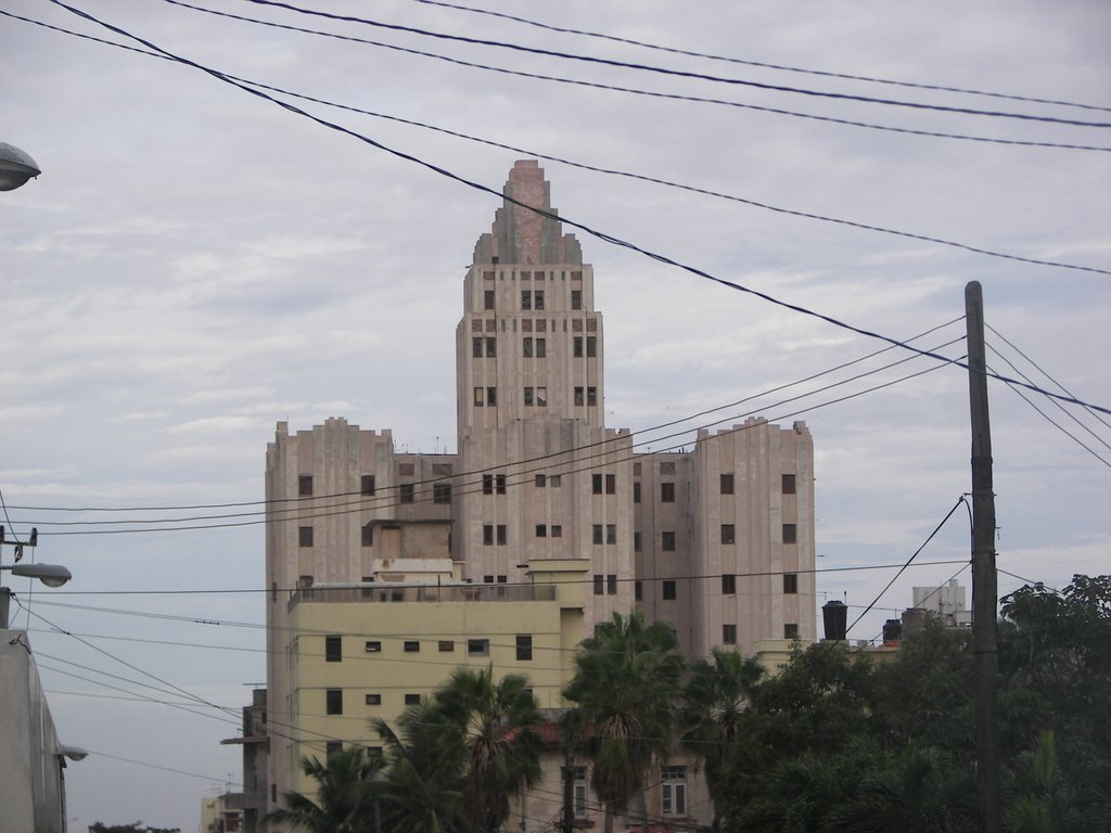 Edificio López Serrano by Fernando Justiniano