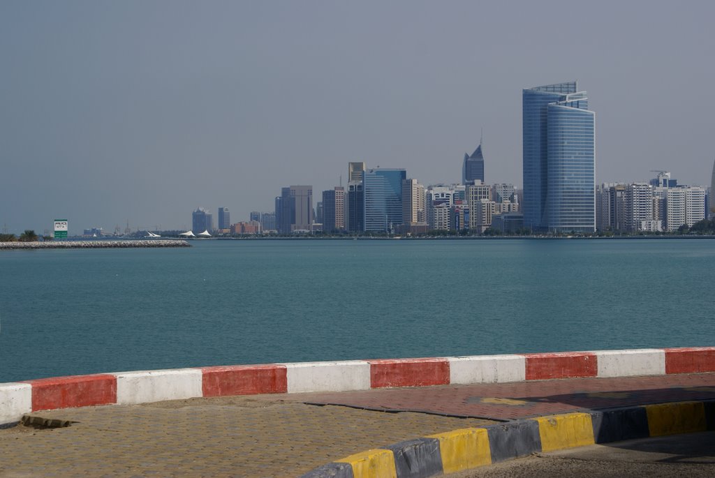 Skyline von Abu Dhabi, 11.02.2007 by Michael Kleiner