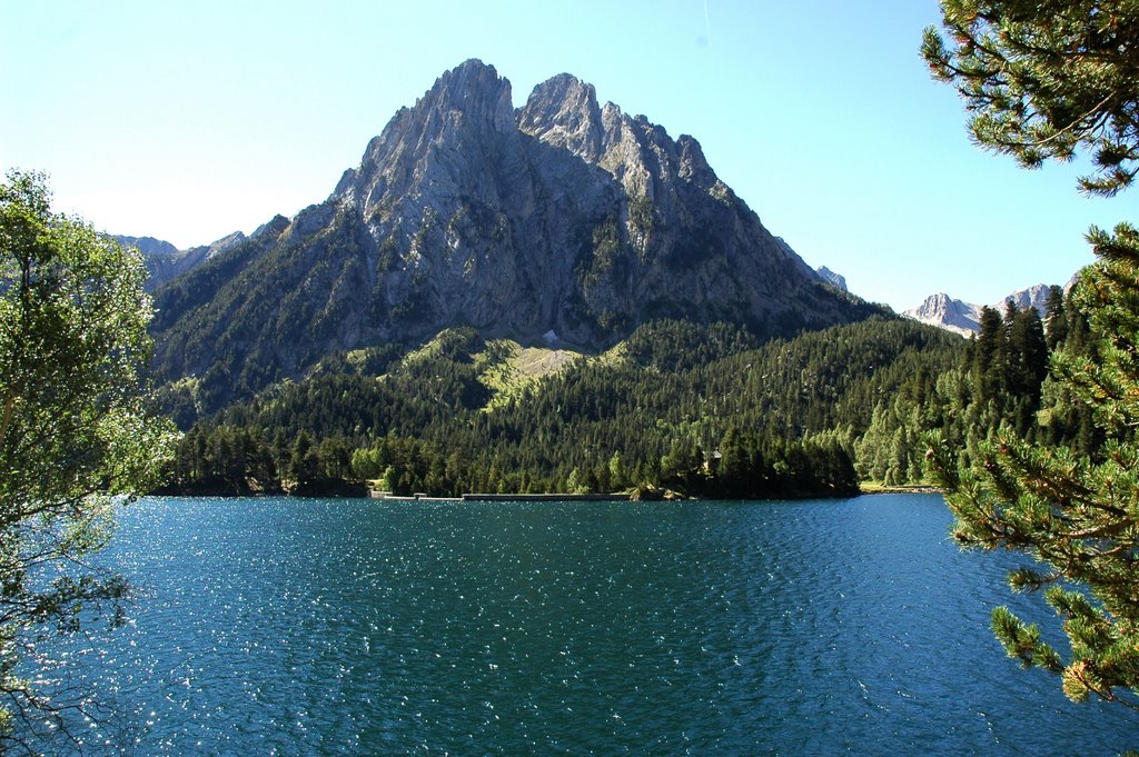 Estany de Sant Maurici by Manuel Torras