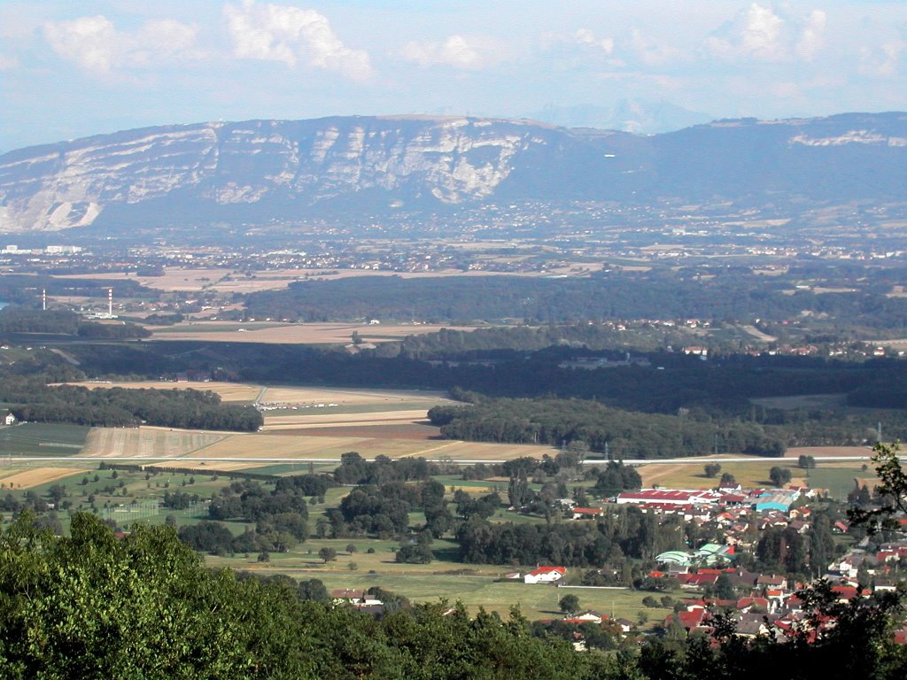 Saint-Jean de Gonville au premier plan, le Salève au loin by BM.