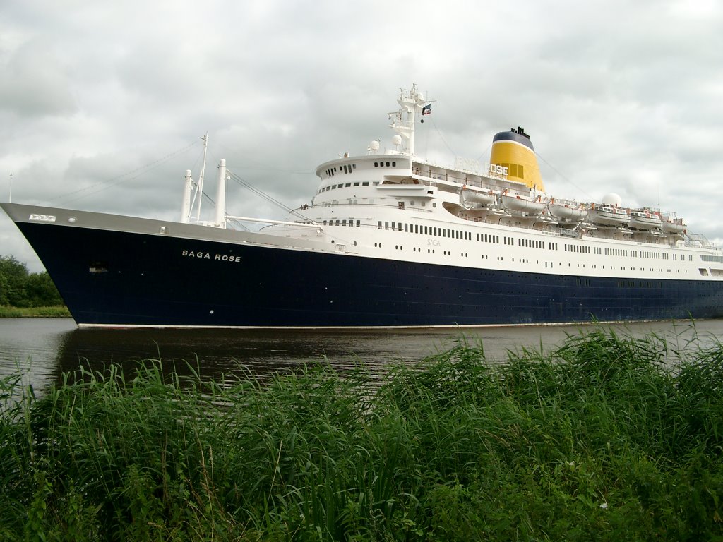 Traumschiff auf dem Kielkanal an der Burger Fähre by wawiwe