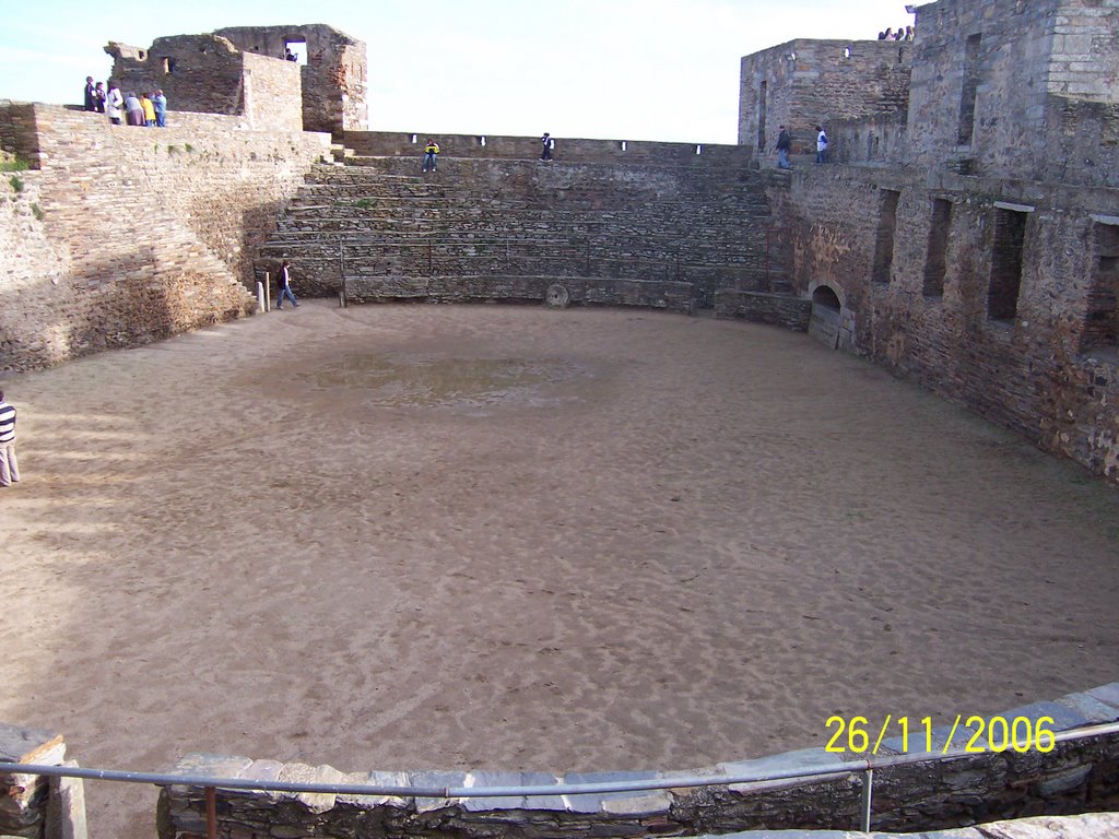 Rebeca en Monsaraz, plaza toros by Manuel Diaz Solis