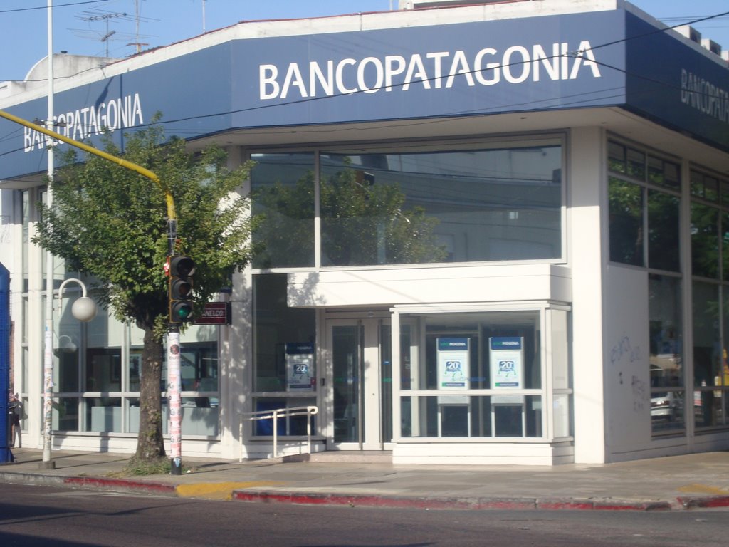 Banco Patagonia Haedo by Daniel Montoto