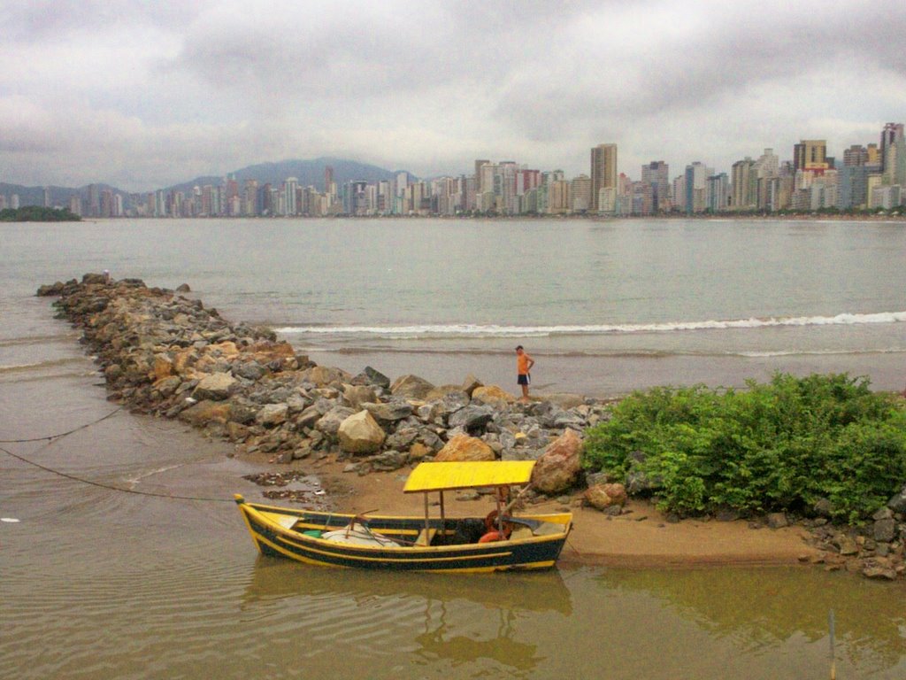 .. yellow boat in a rainy day / Balneário Camboriú/SC .. by André Saliya - Ritáp…