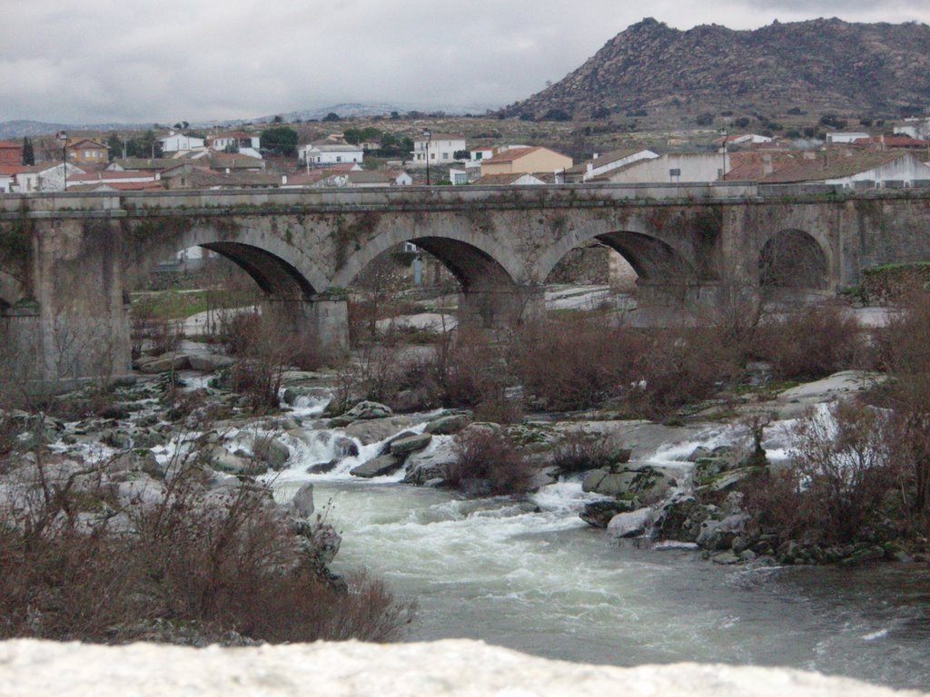 Puente del Congosto desde el puente fortificado by Yago, Valladolid