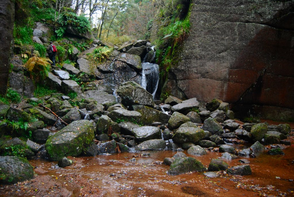 Some photographer climbing up the Burn'O Vat to get that great shot :) by Unda J.