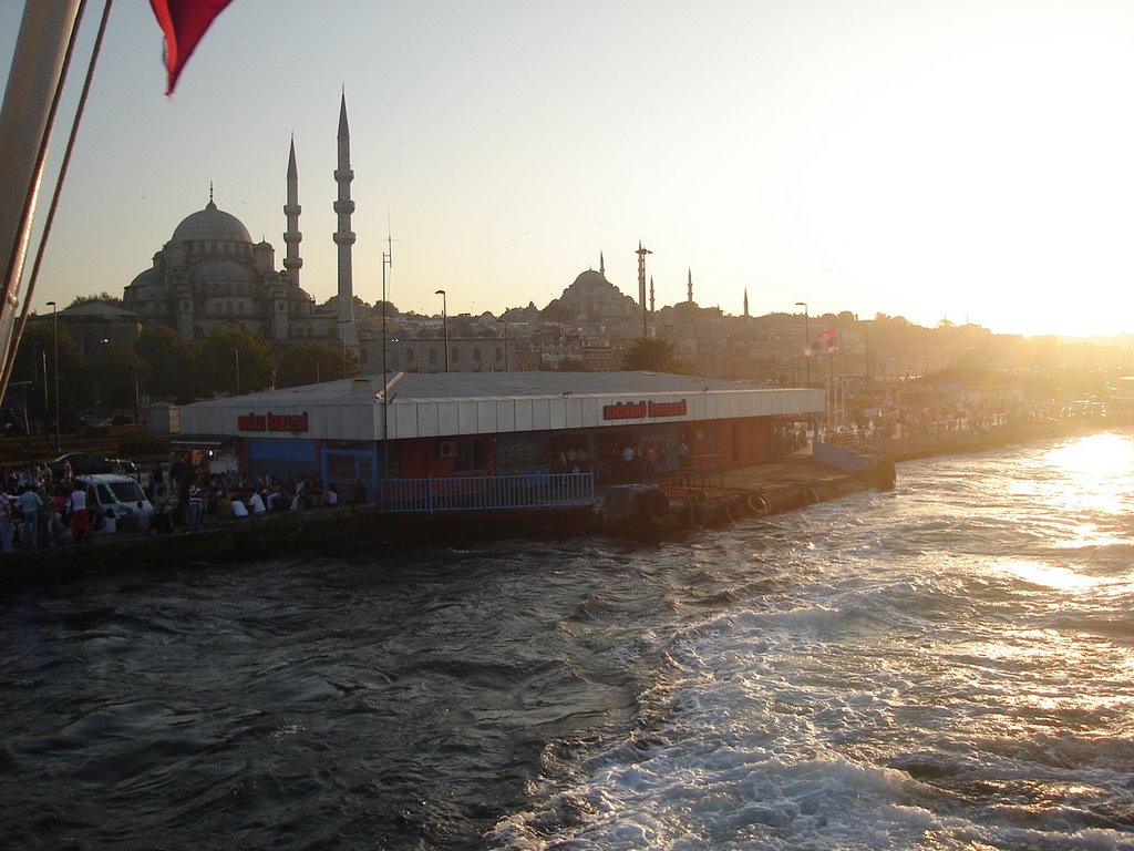 Eminönü iskelesi by ilker sevilengül