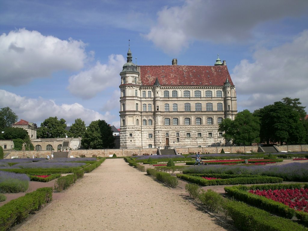 Güstrower Schloß mit Schloßgarten by frank berger