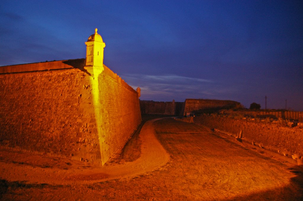 Wall and Pit (St. Ferran) by GuilleMartin