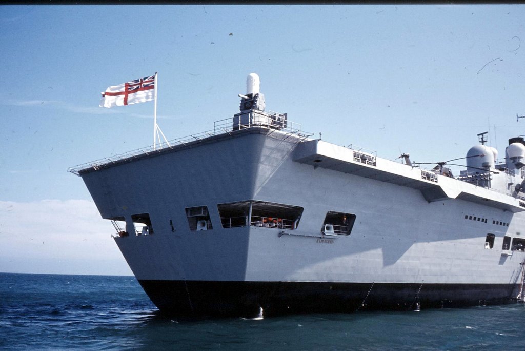 HMS Illustrious , carrier R06 , Gatling gun by Steffen Röhner