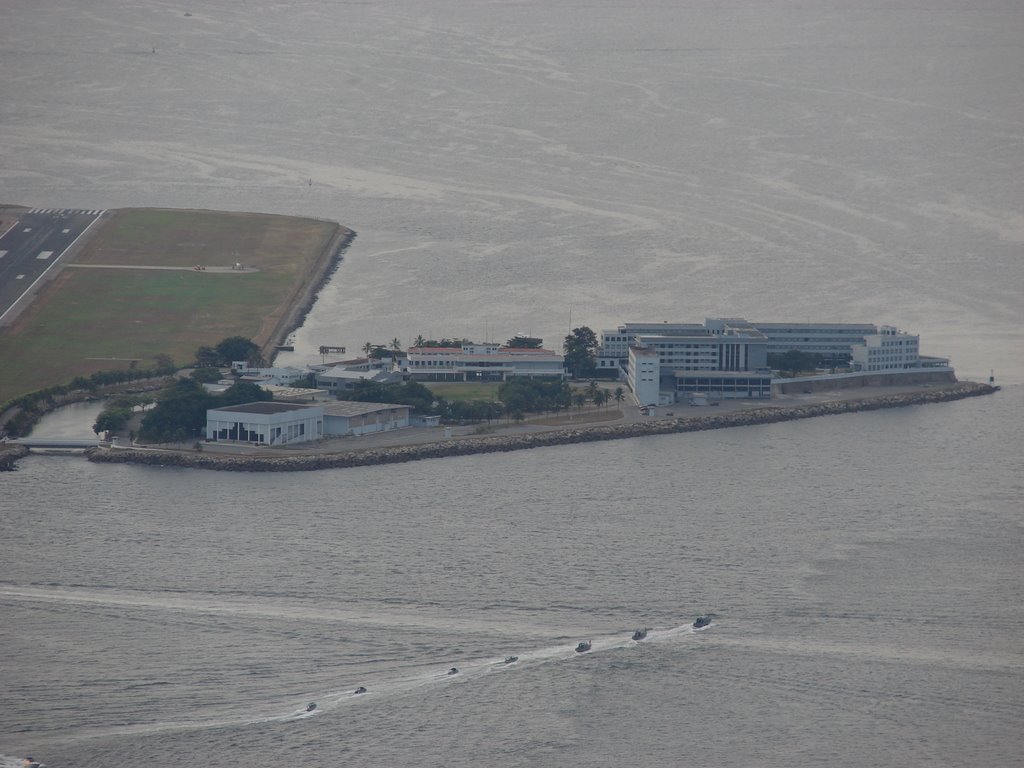 Escola Naval, Ilha de Villegagnon vista do Pão de Açúcar. by Guilherme Wiltgen