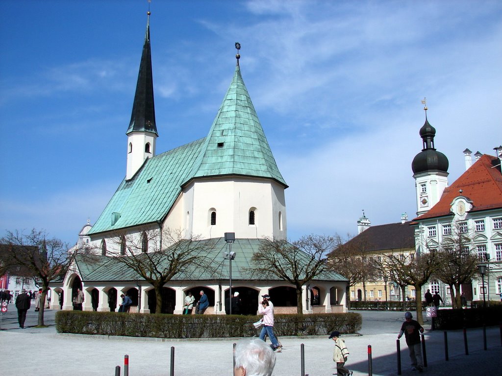 Kapellplatz mit Gnadenkapelle by harald helmlechner