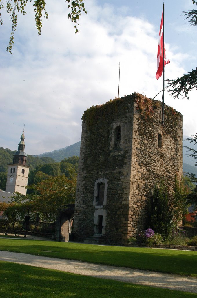 Tour Sarrasine et église Saint-Grat by ouatom56