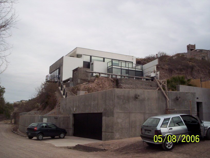 VIVIENDA LADERAS DE CHACRAS I by ARQ. GERMAN MENENDEZ