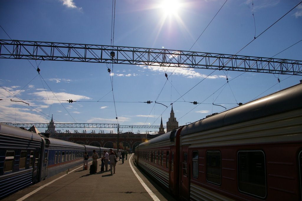 Москва, Казанский вокзал. Поезда перед отправлением на Восток. by FBilula