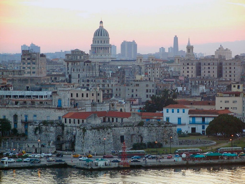 Havana skyline from El Cristo by Ernesto J. de la Fe