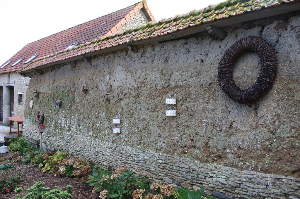 Château le Colombier -centuries old wall in clay-mur en argil- eeuwenoude kleimuur by johandegrieck