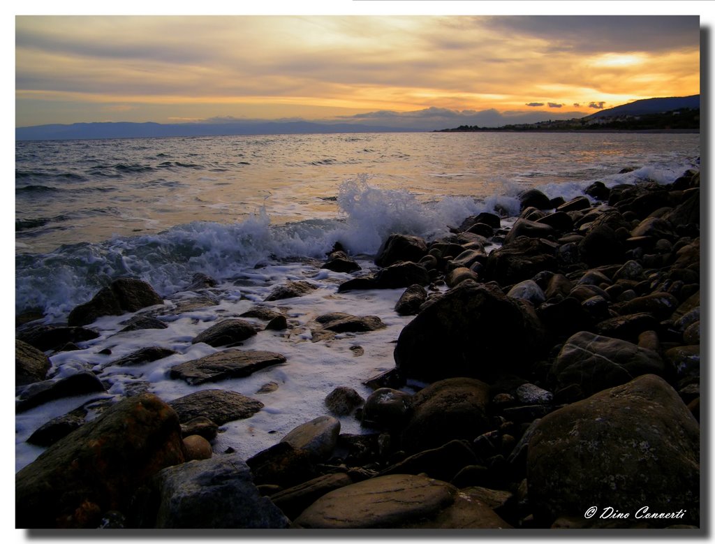 Le onde che si infrangono by © Dino Converti