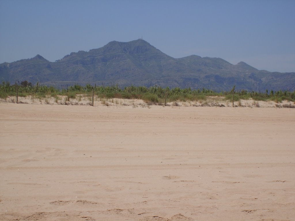 Platja de Gandia and Mountains by eszke