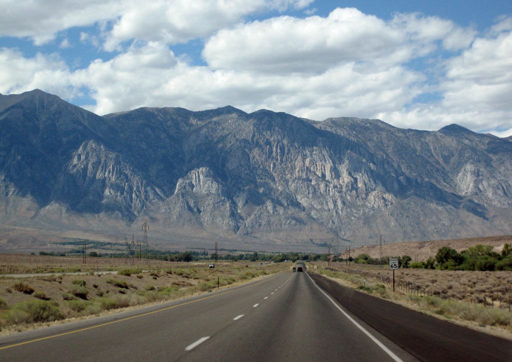 Sierra Nevadas from Hwy 395 by astronautilus