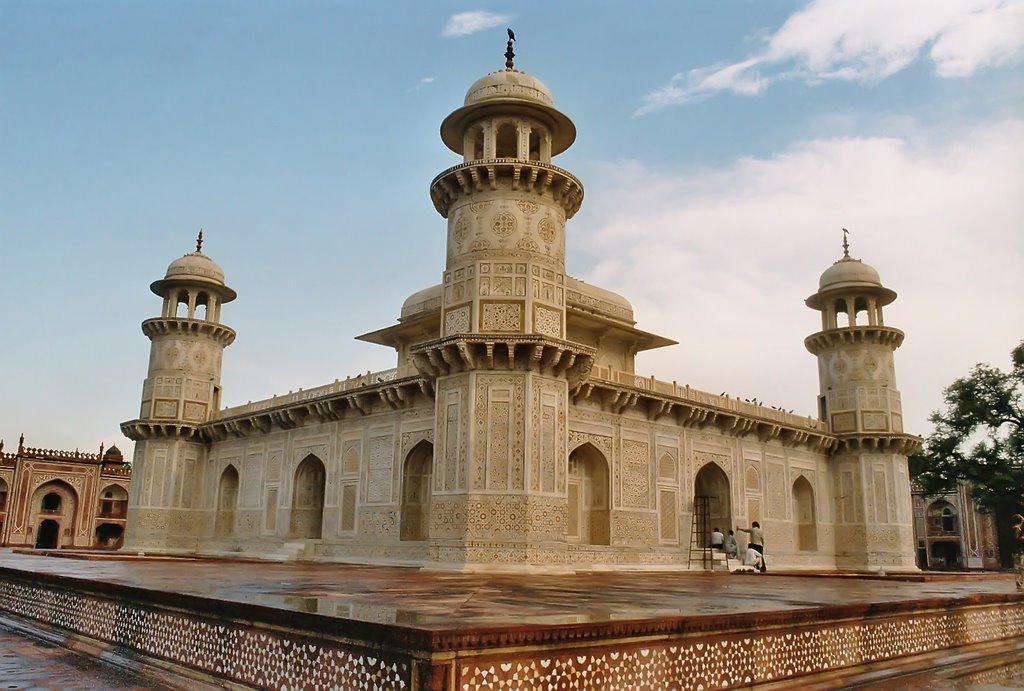 India - Agra - Litle Taj by Styve Reineck