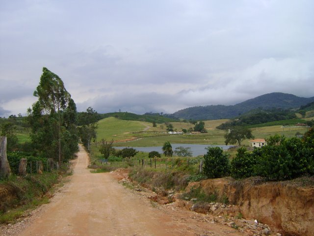 Estrada sem nome (arredores do Bairro Sertório) – Santo Antônio do Jardim, 2009 by Daniel Souza Lima