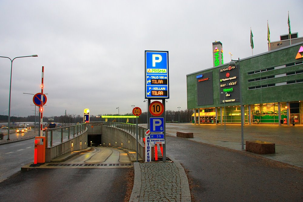 Helsinki, ajoluiska Prisman pysäköintihalliin. by Ilkka T. Korhonen