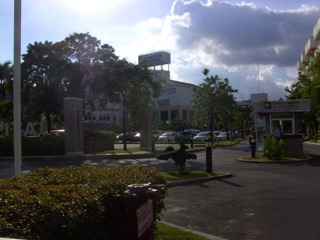 Bangkok Hospital in Phuket by Steen Schütt