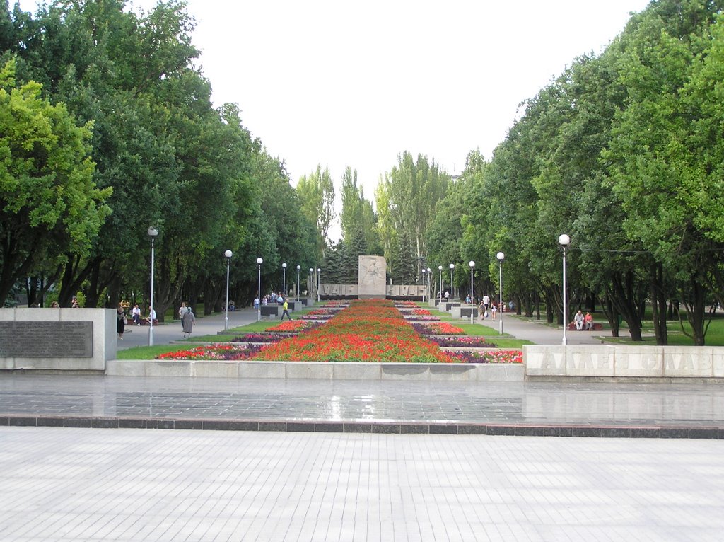 Запорожье. Аллея Славы / Zaporozhye. Avenue of Glory - Июнь / June 2005 by Valeriy Perepyolkin