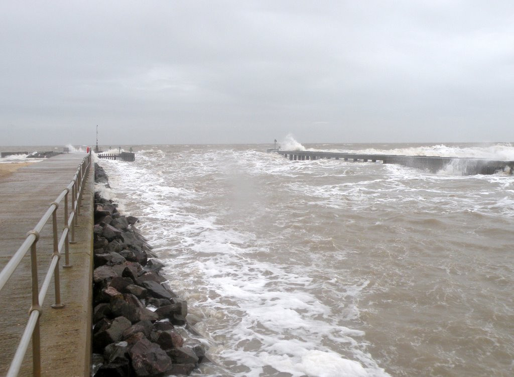 Southwold Harbour by bobcooke