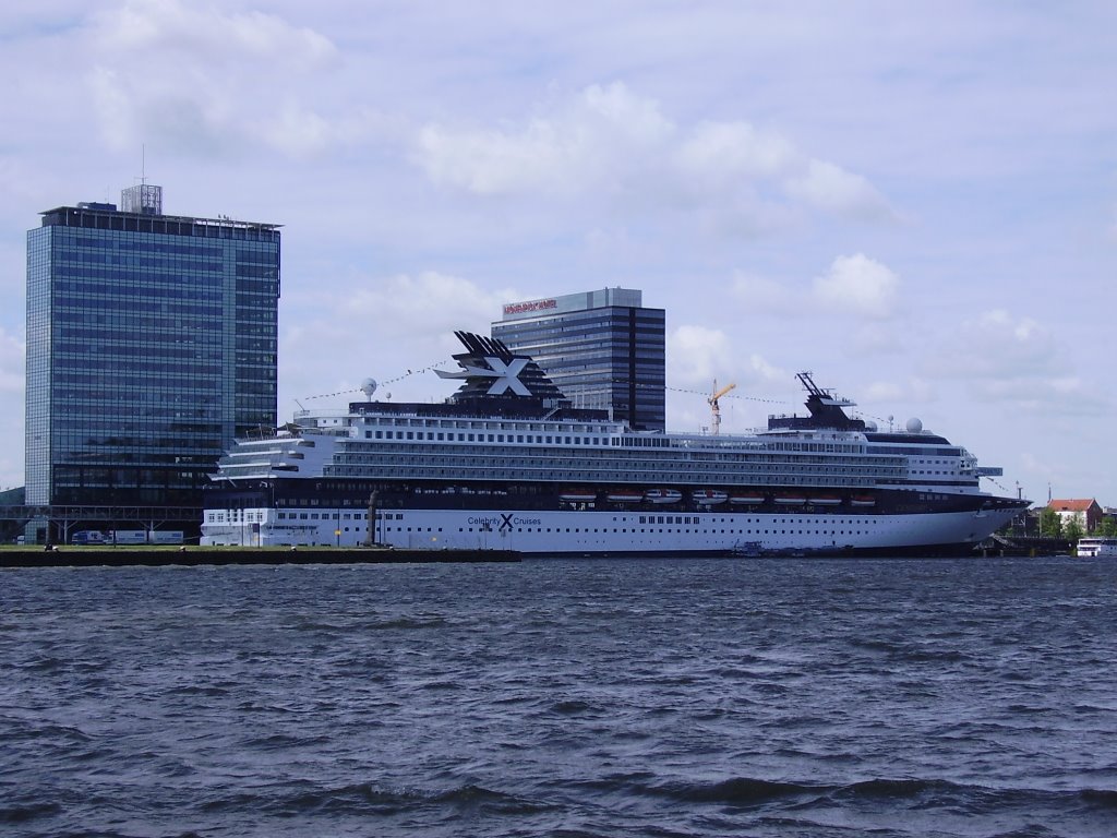 Celebrity Cruises bij Passenger Terminal Amsterdam 27-6-2007 by Michiel Könst