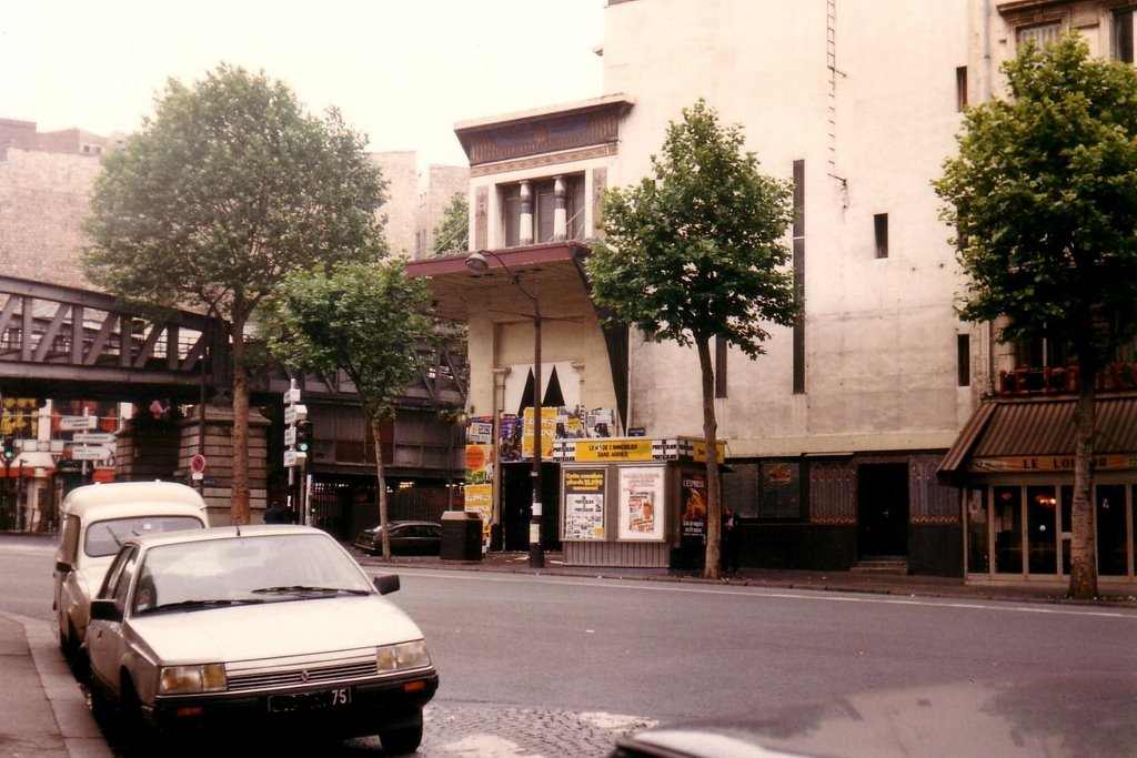 L'ancien cinéma "Le Louxor"- à l'époque de la photo, "Le MégaTown"-1989 by fvexler