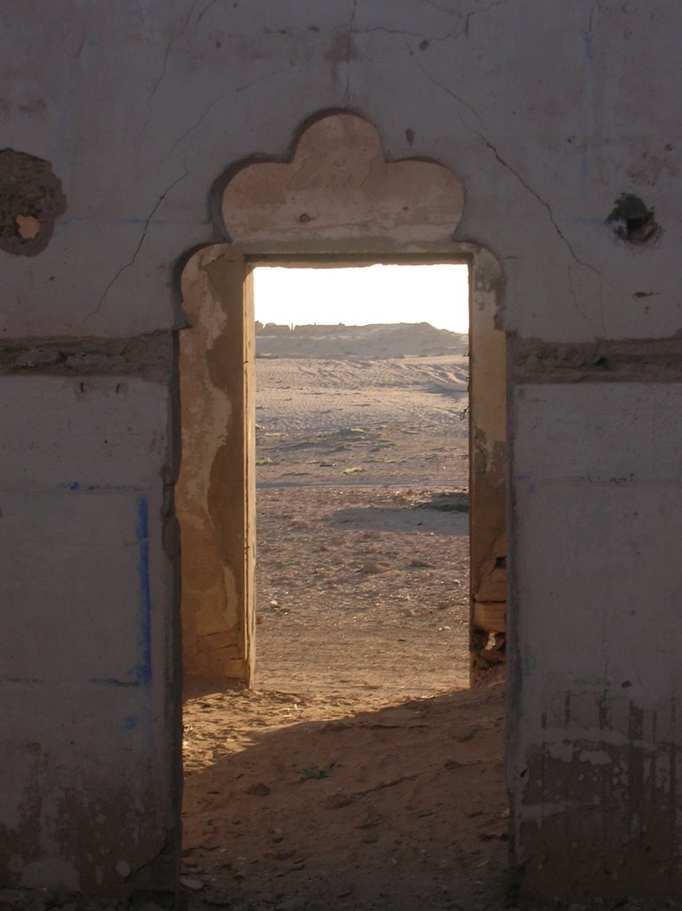 Puerta en La agüera ultima ciudad española en el sahara by jose antonio navegante