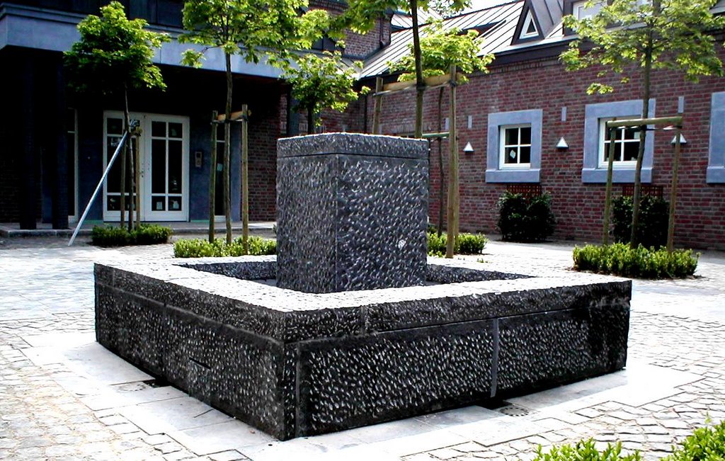 Brunnen im Vorhof by blaustein-raeren