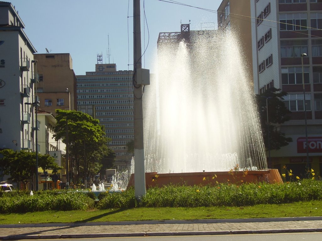 Fonte Luminosa - Vila Sta. Cecília - Volta Redonda-RJ by Wagner Amaral Melo