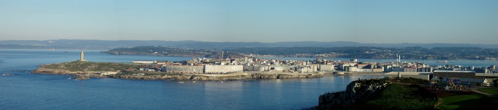 Panorámica de la ciudad de A Coruña, desde el monte de San Pedro (varias fotos unidas) by Miguel D.