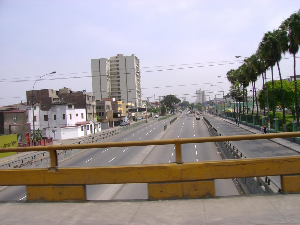 Av. Brasil desde el puente Pershing by Walter Beteta Pacheco.